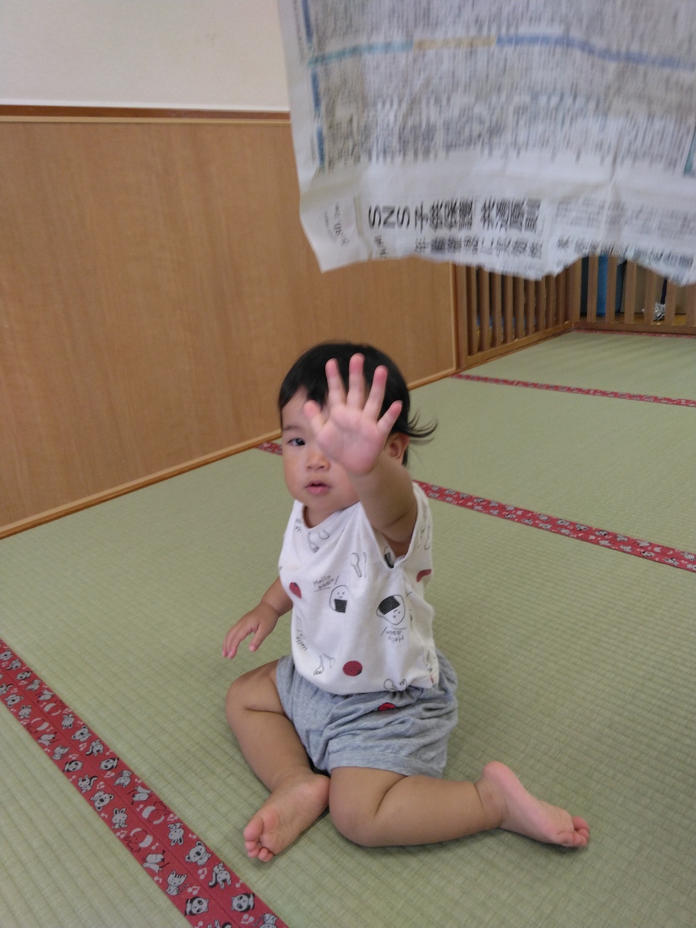 新聞紙で遊ぶこども4