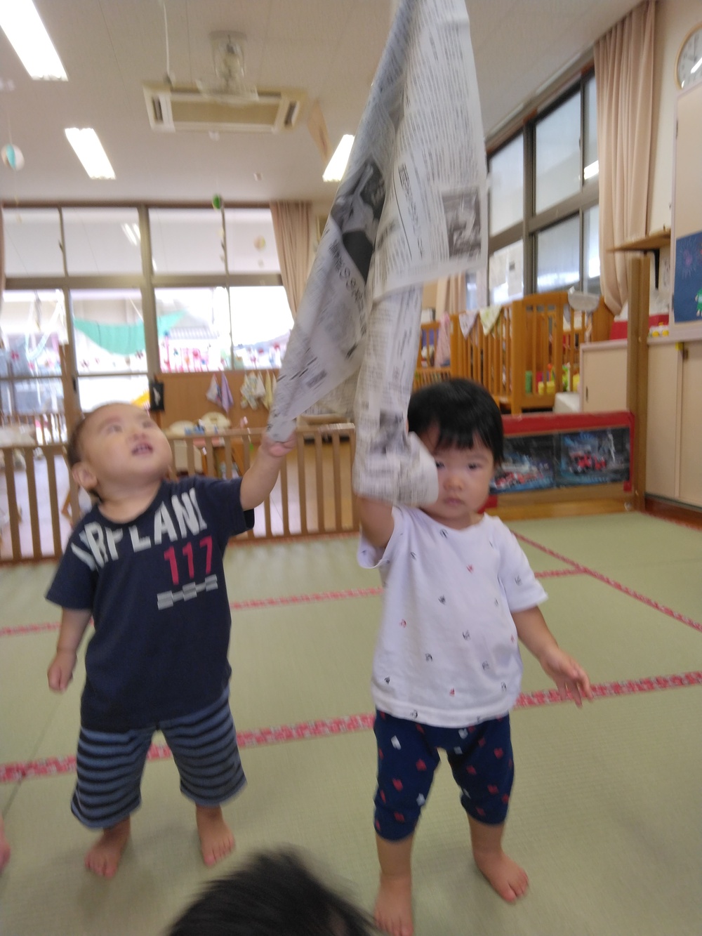 新聞紙で遊ぶこども3