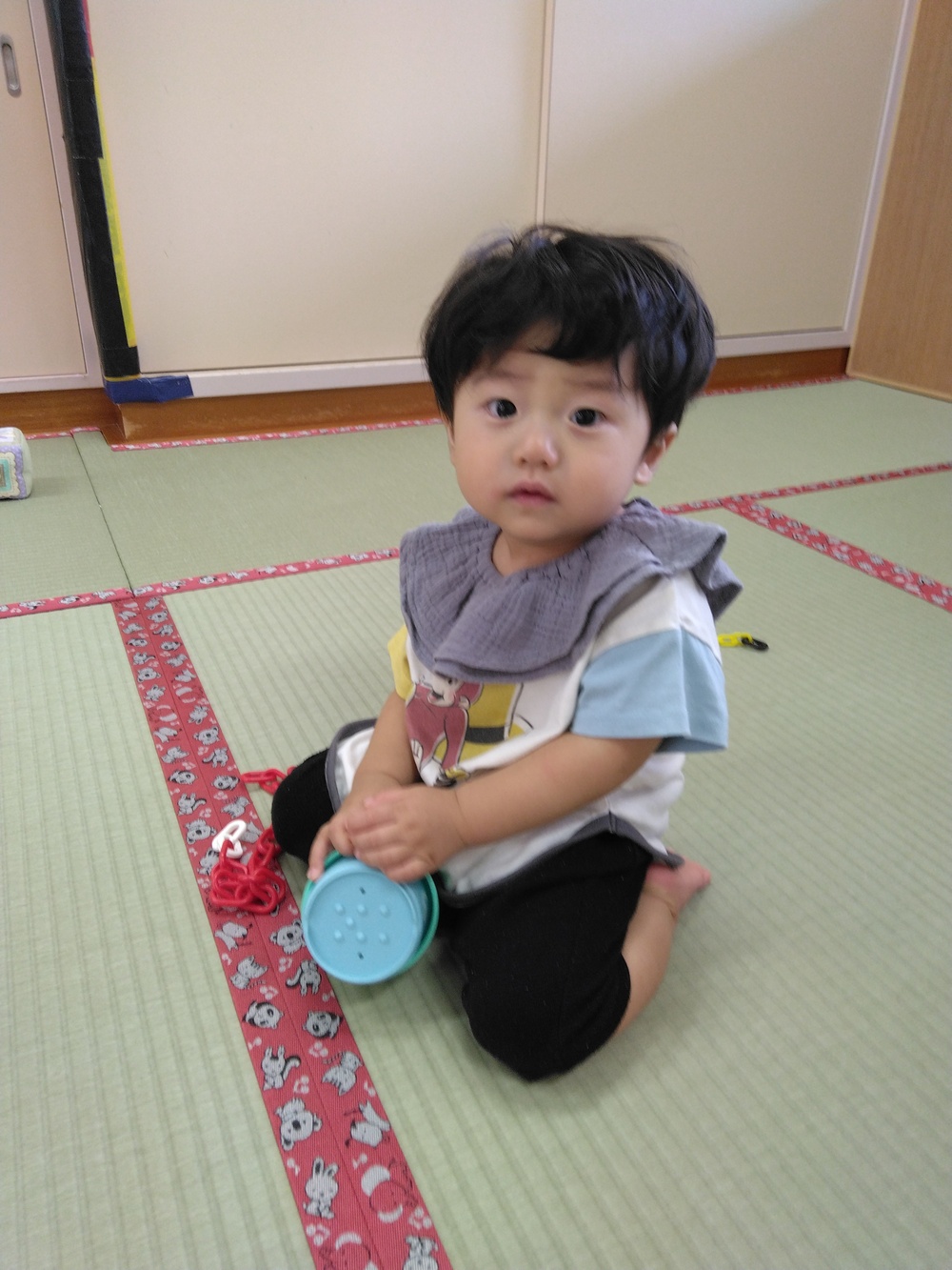玩具で遊ぶこども