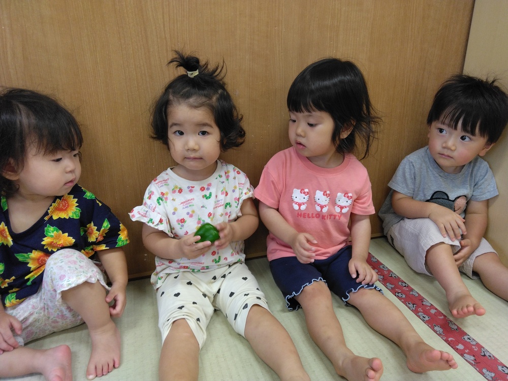 野菜を触っている様子 (1)