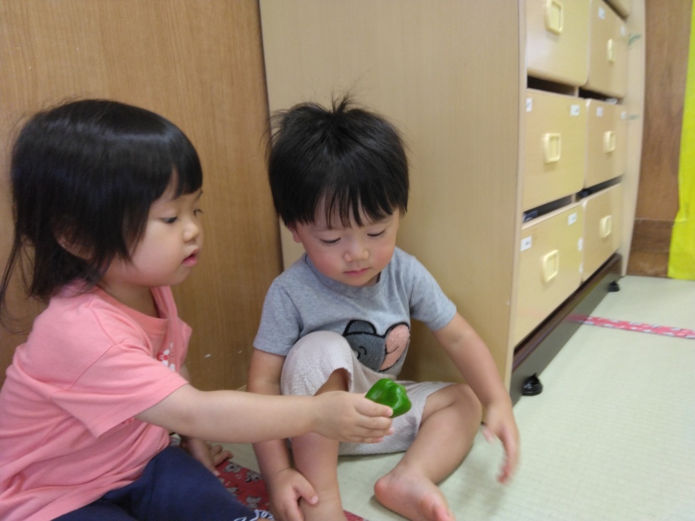 野菜を触っている様子 (3)