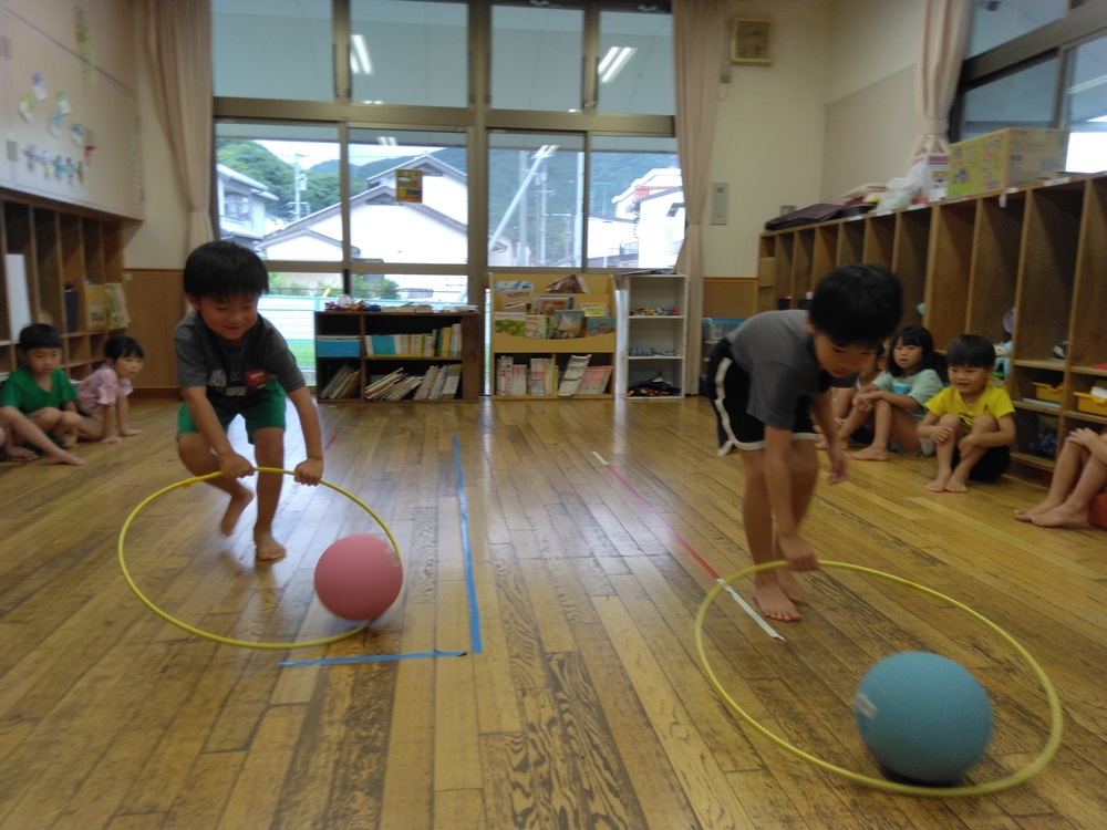 フラフープを使って遊ぶ様子
