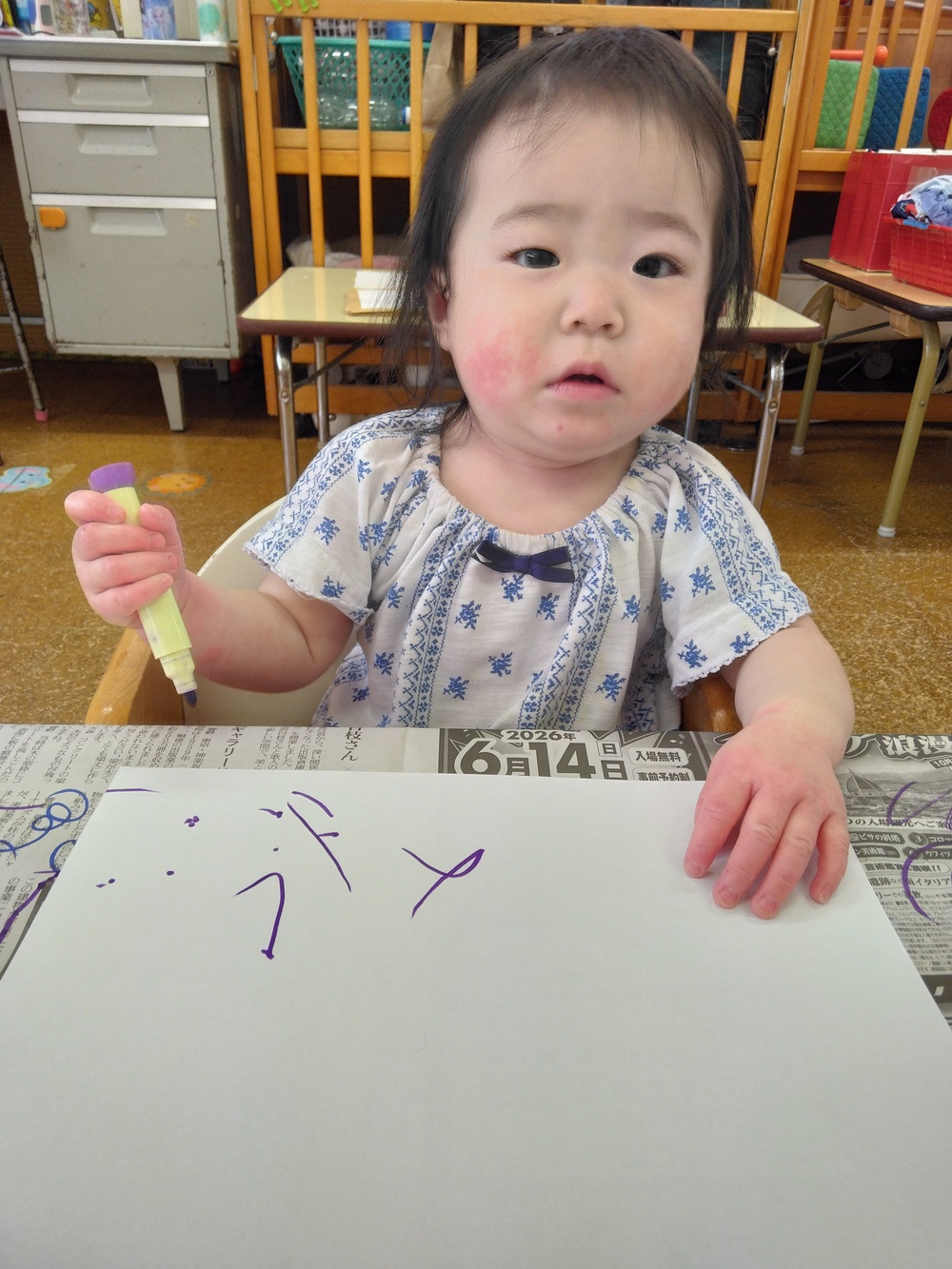 お絵描きをする子ども　 (2)