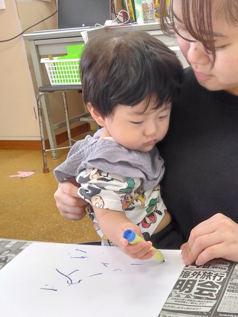 お絵描きをする子ども　