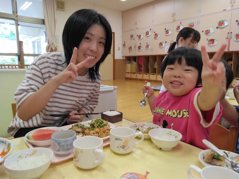 食べている