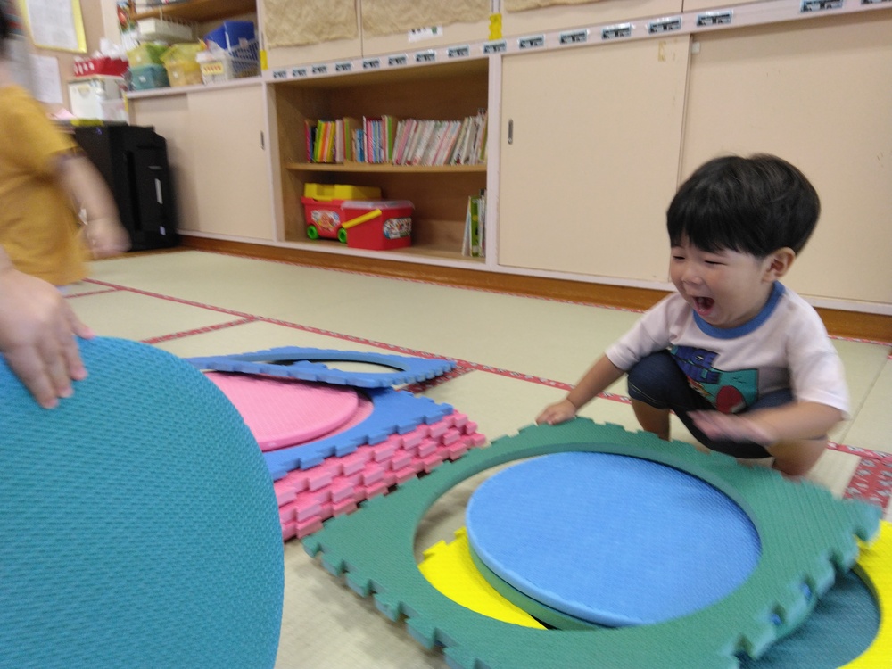 プラポイントで遊ぶ子ども (2)