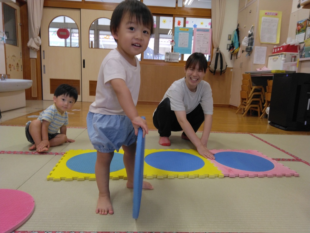 プラポイントで遊ぶ子ども (3)
