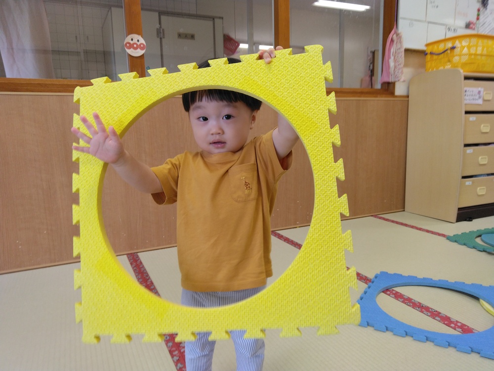 プラポイントで遊ぶ子ども (4)