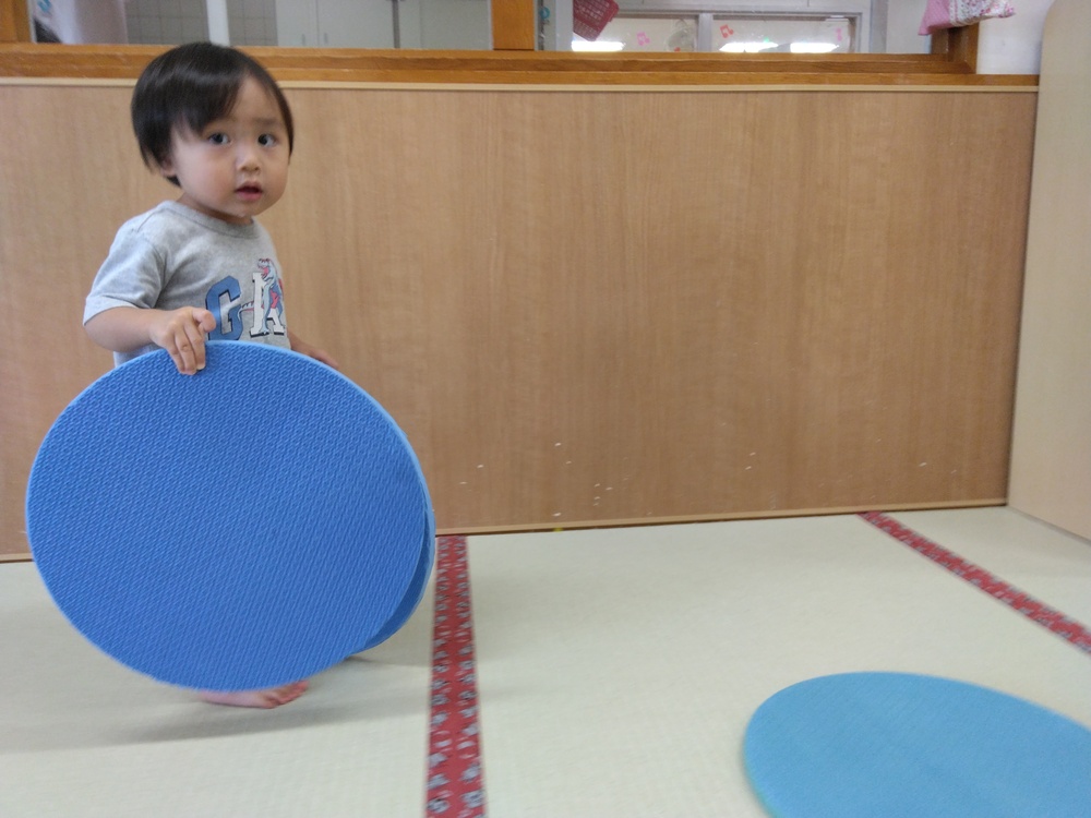 プラポイントで遊ぶ子ども (5)