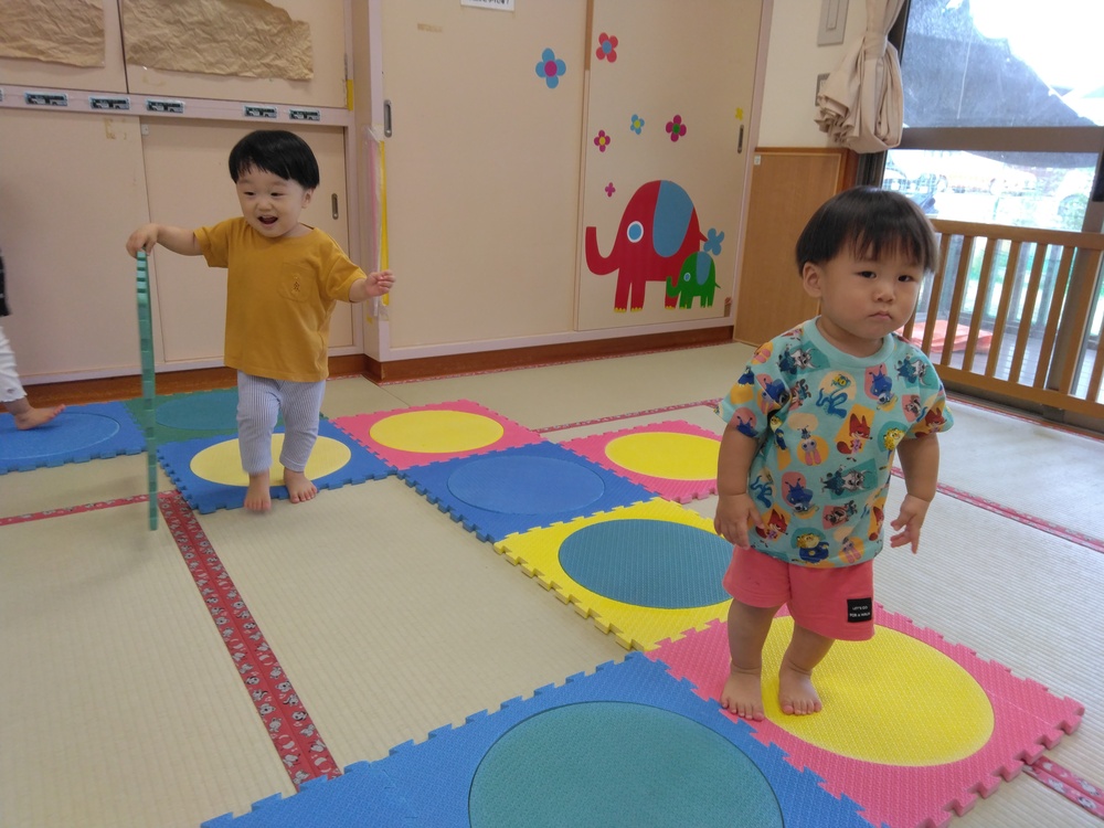 プラポイントで遊ぶ子ども (6)