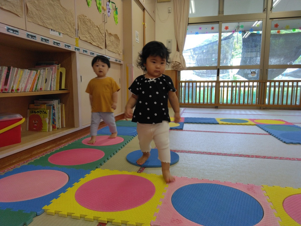 プラポイントで遊ぶ子ども (7)