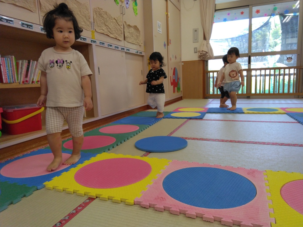 プラポイントで遊ぶ子ども (8)