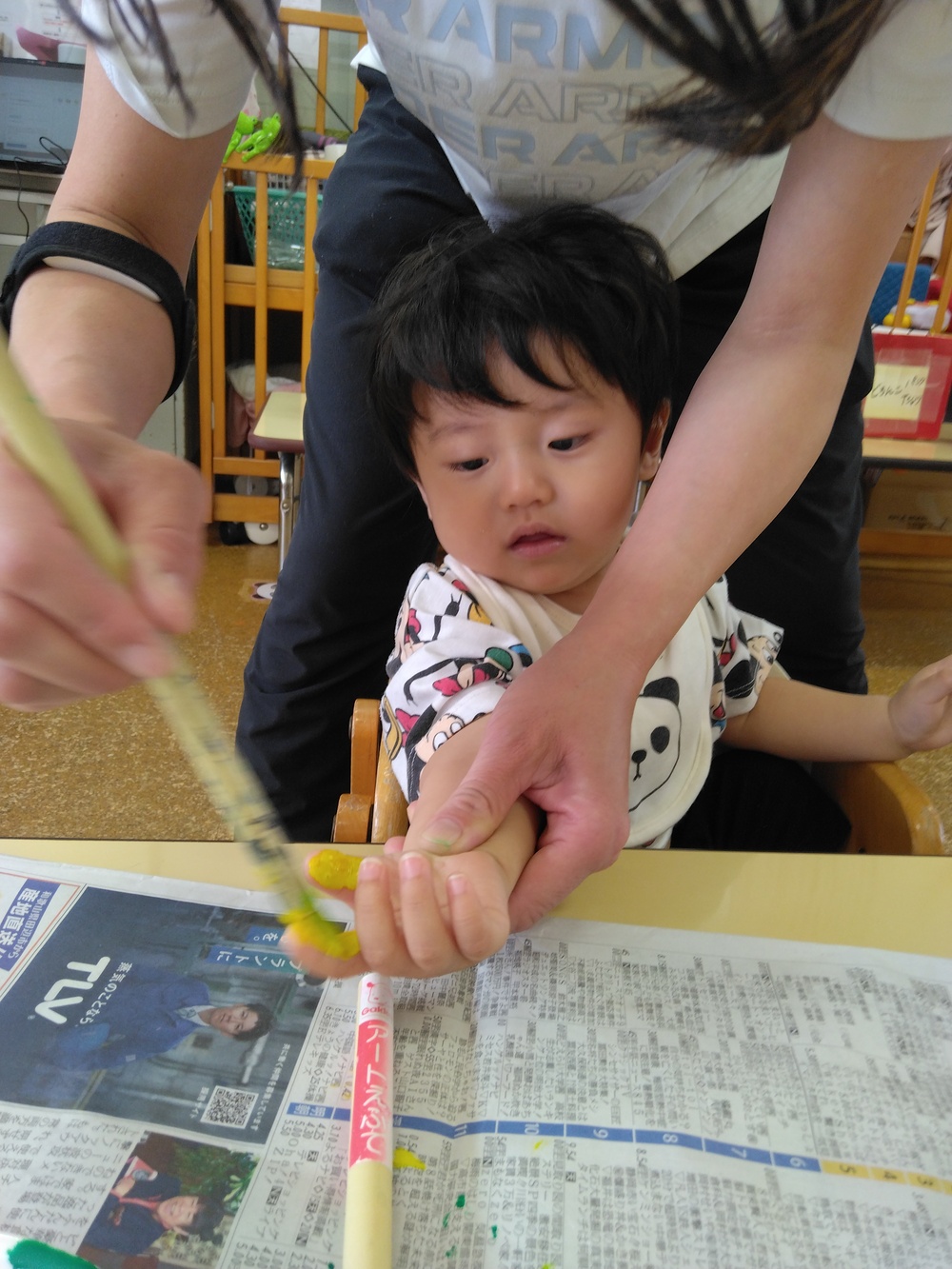 手形をとる子ども3