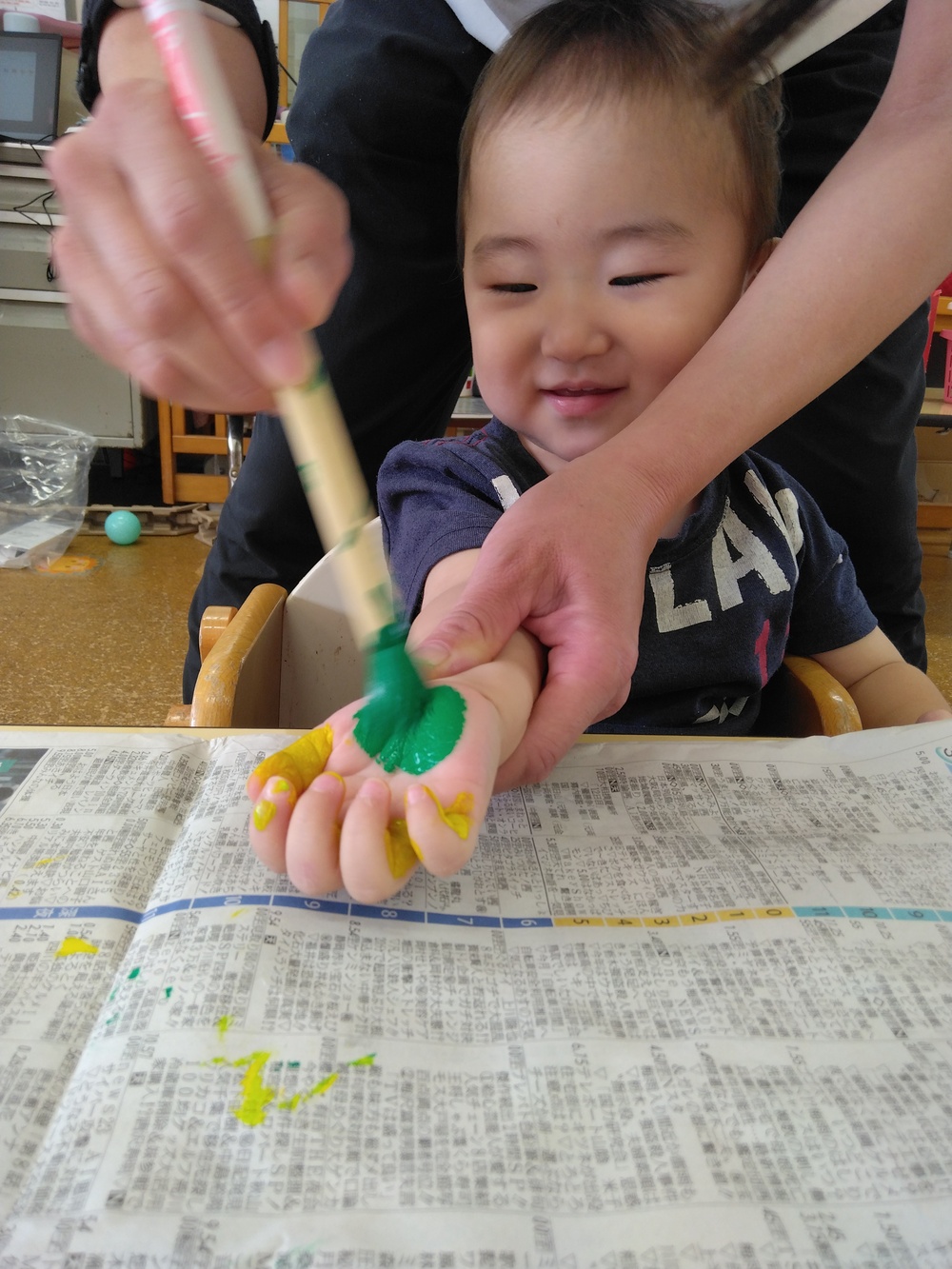 手形をとる子ども4