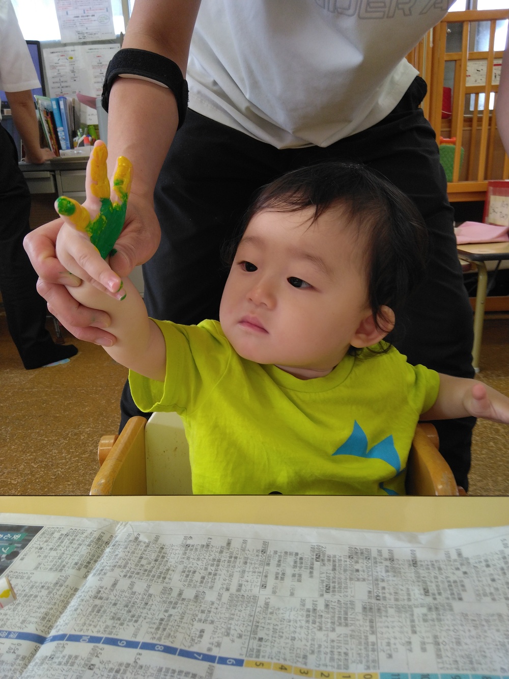 手形をとる子ども1