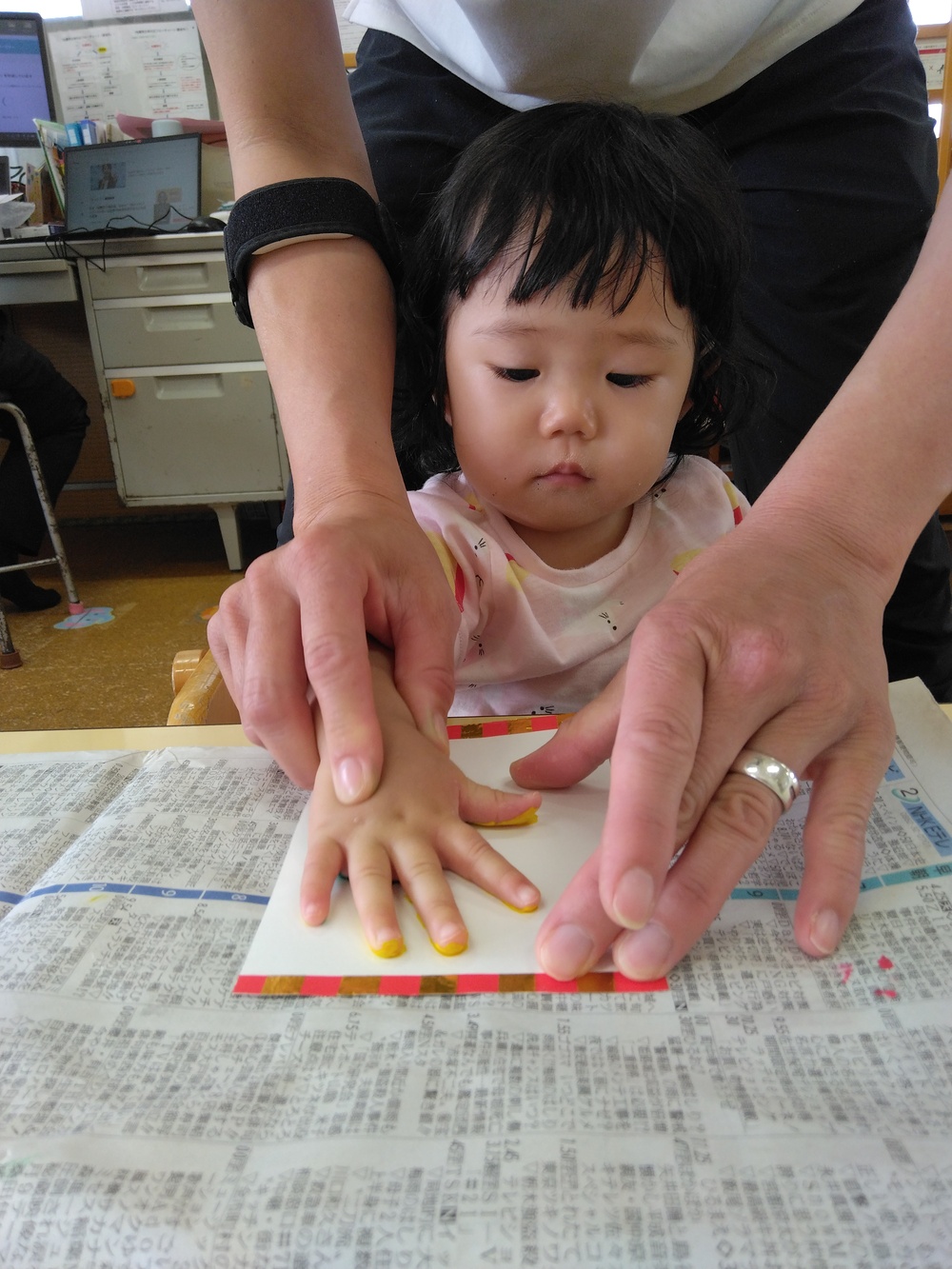 手形をとる子ども2