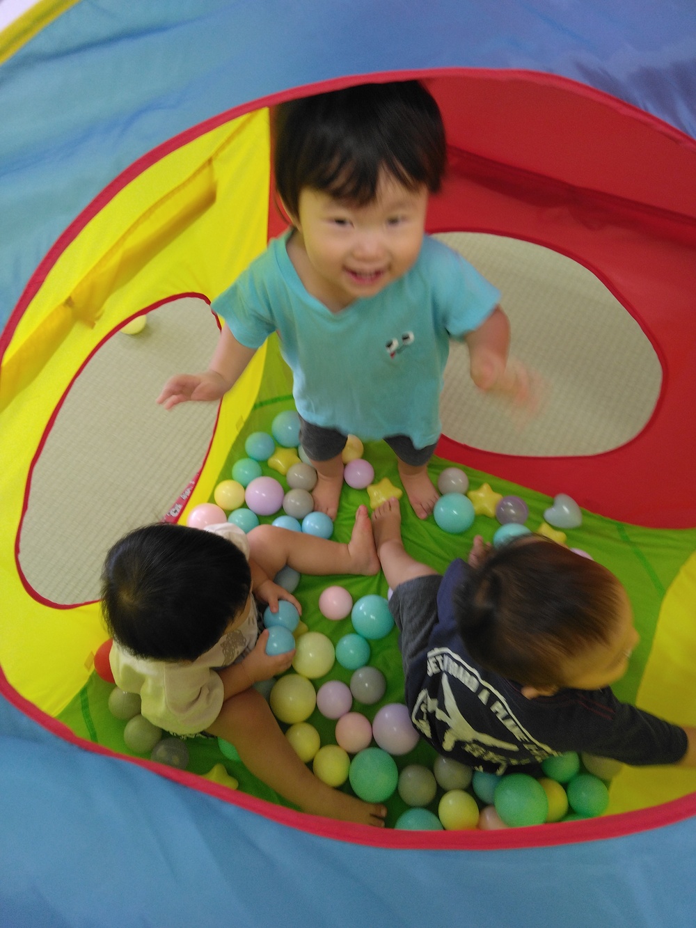 ボールハウスで遊ぶ様子
