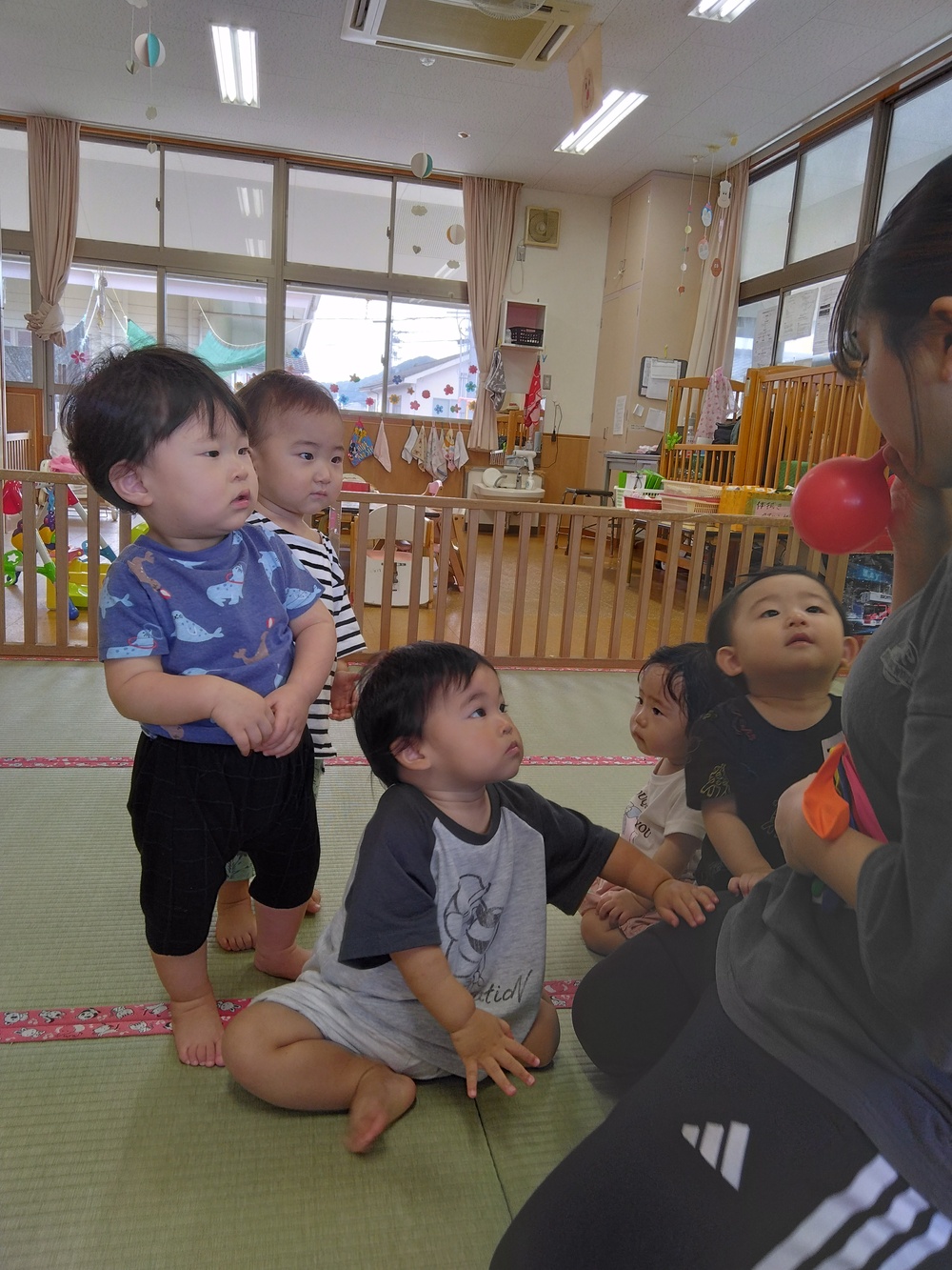 風船で遊ぶ子供