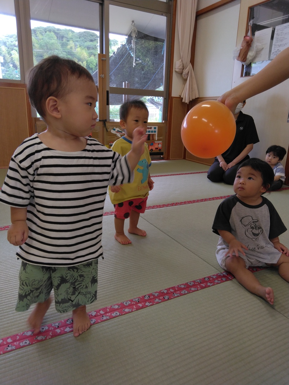 風船で遊ぶ子供 (2)
