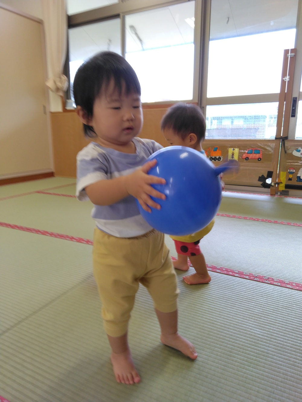 風船で遊ぶ子供 (3)