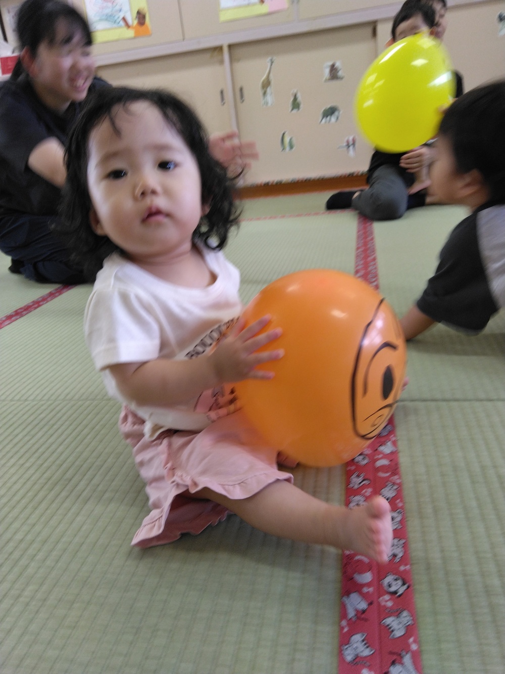 風船で遊ぶ子供 (4)