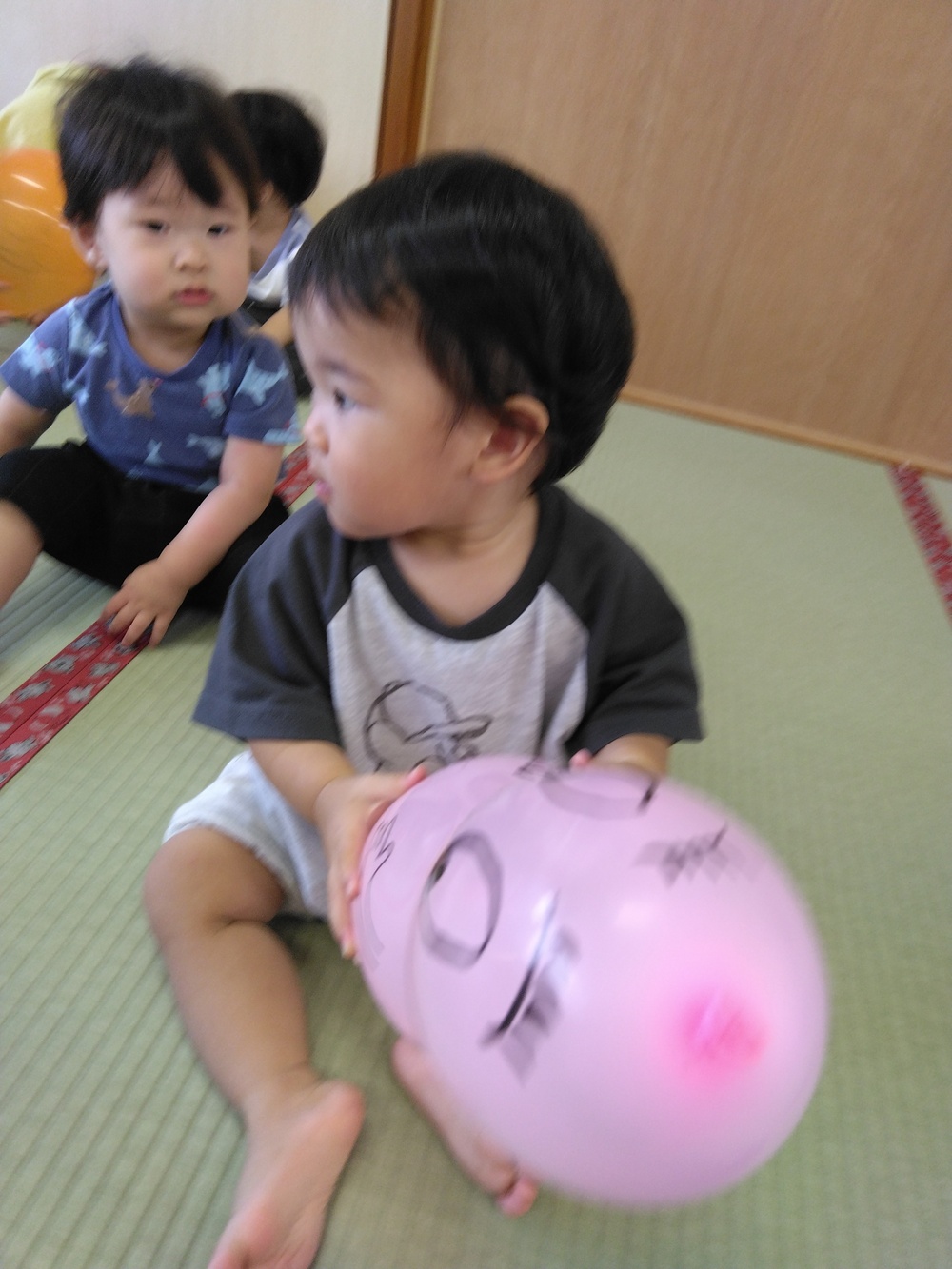 風船で遊ぶ子供 (5)