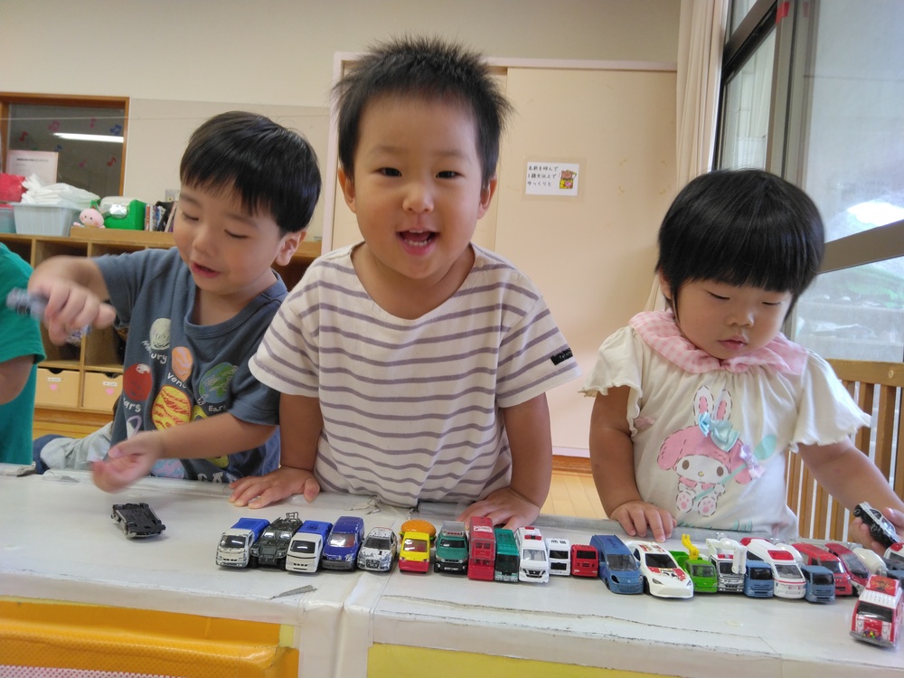 トミカで遊んでいる