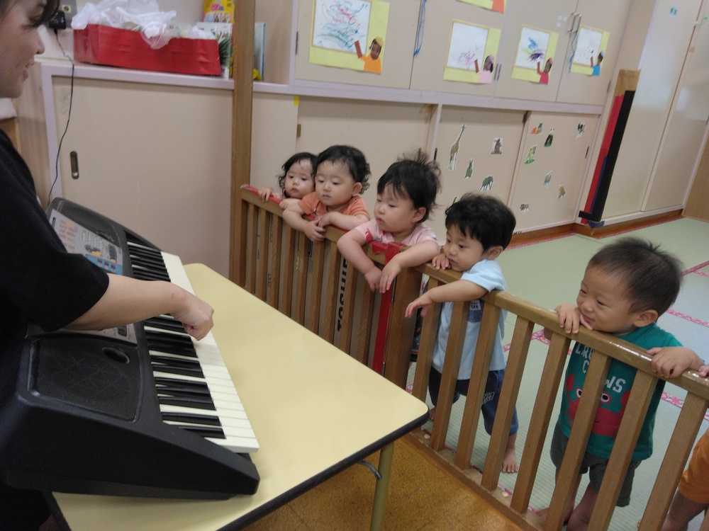 リズムをする子ども