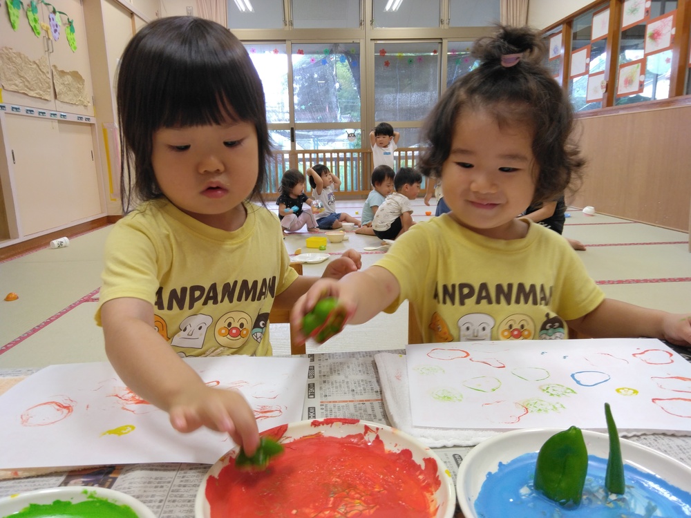 スタンプをする子ども (1)