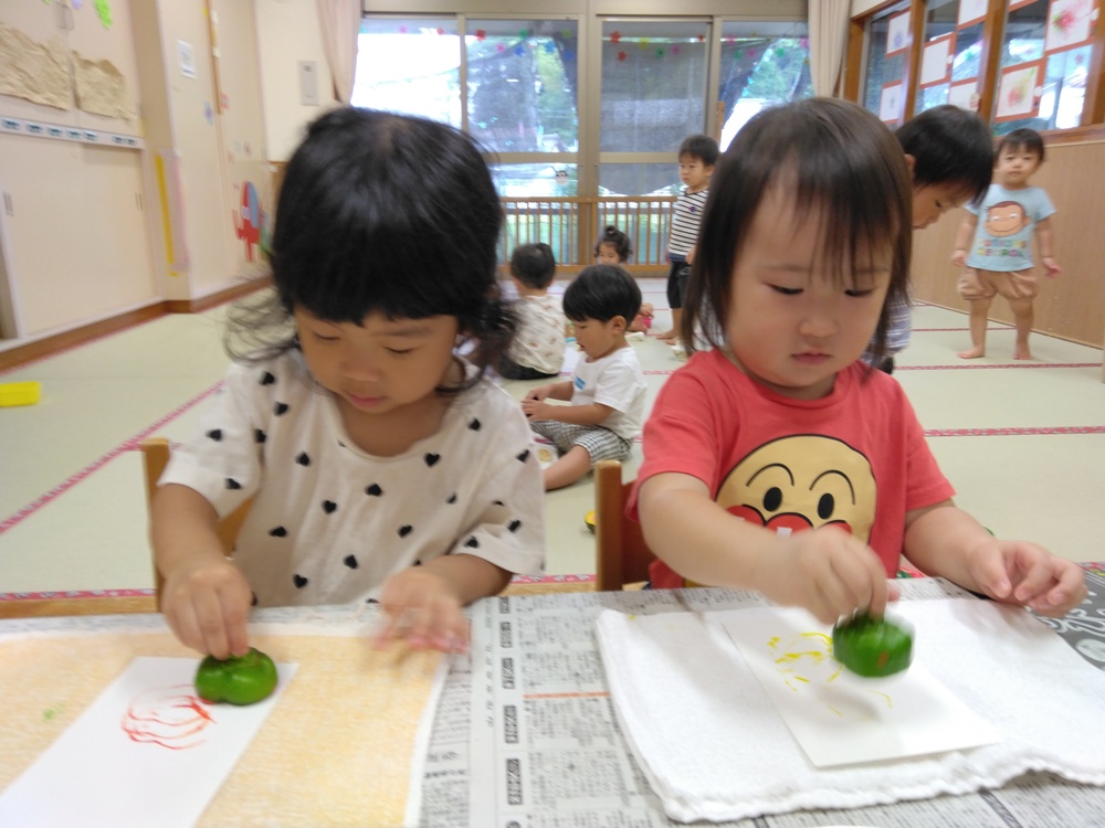 スタンプをする子ども (3)