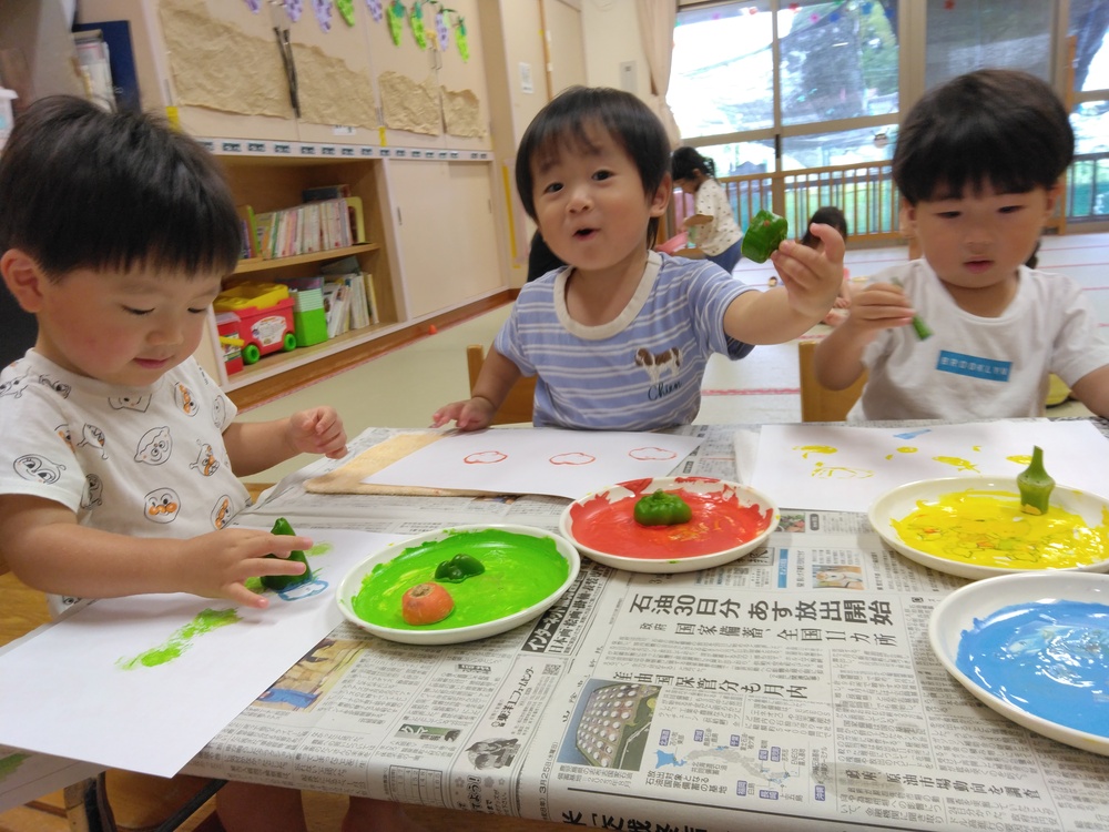 スタンプをする子ども (4)
