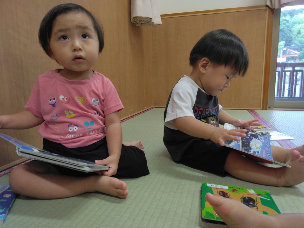 絵本を見る子ども (1)