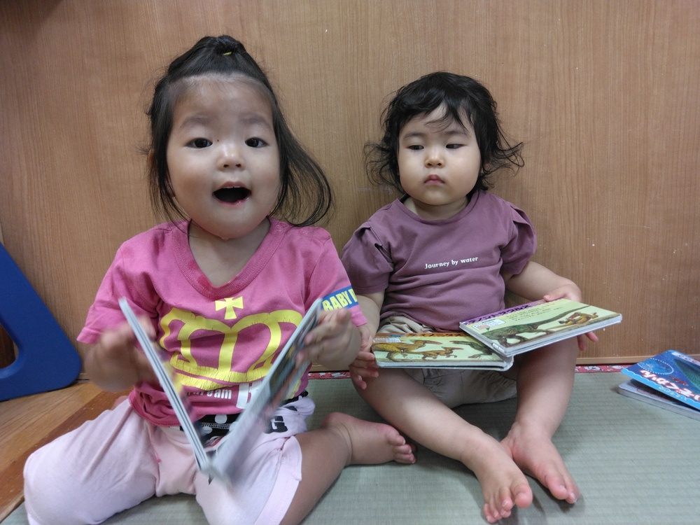 絵本を見る子ども (2)