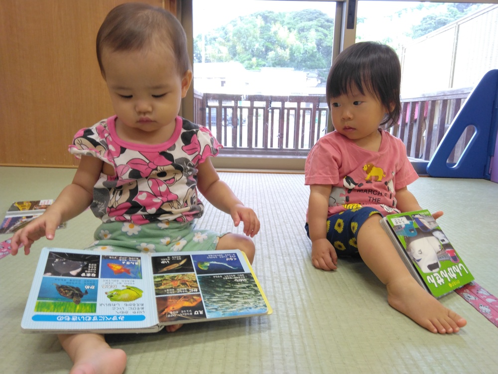 絵本を見る子ども (3)