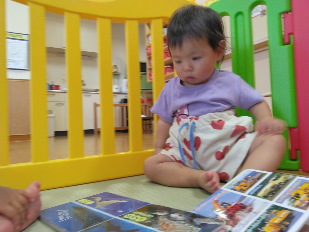 絵本を見る子ども (4)