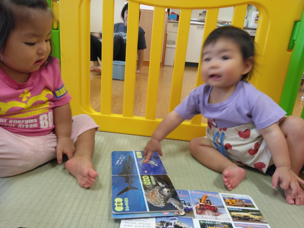 絵本を見る子ども (5)
