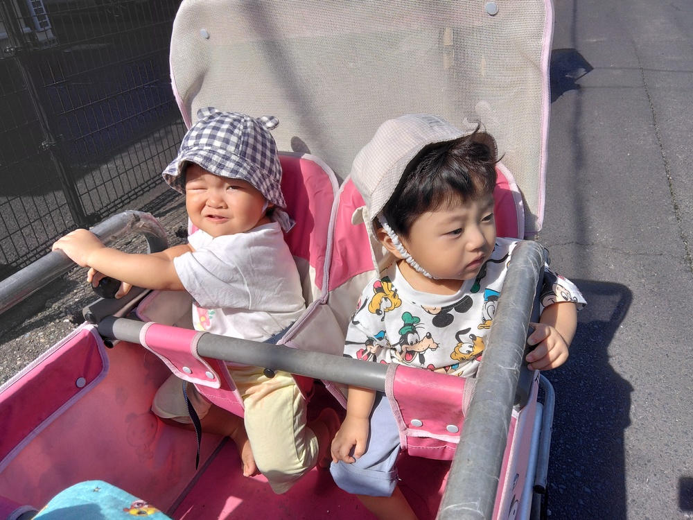 散歩者に乗る子ども