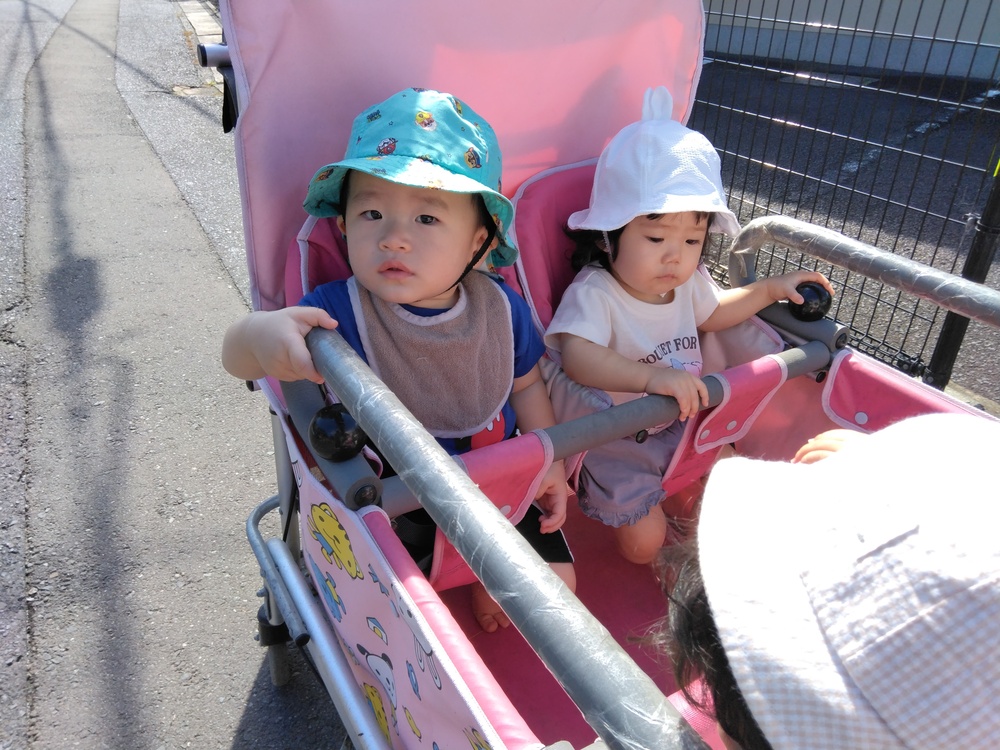 散歩車に乗る子ども