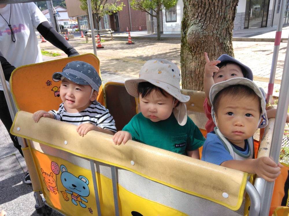 散歩車に乗る子ども2