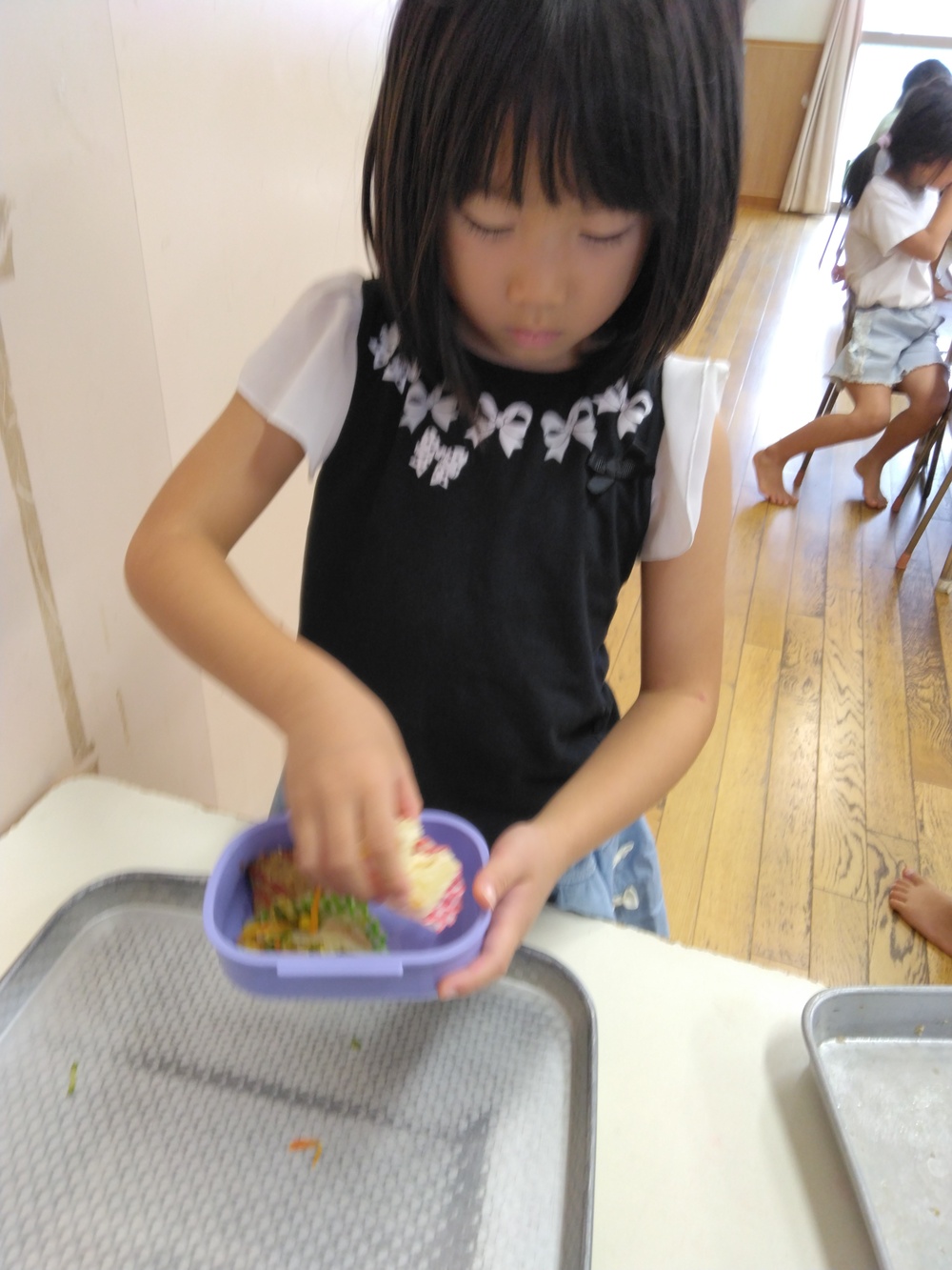 お弁当のカップをしている様子1