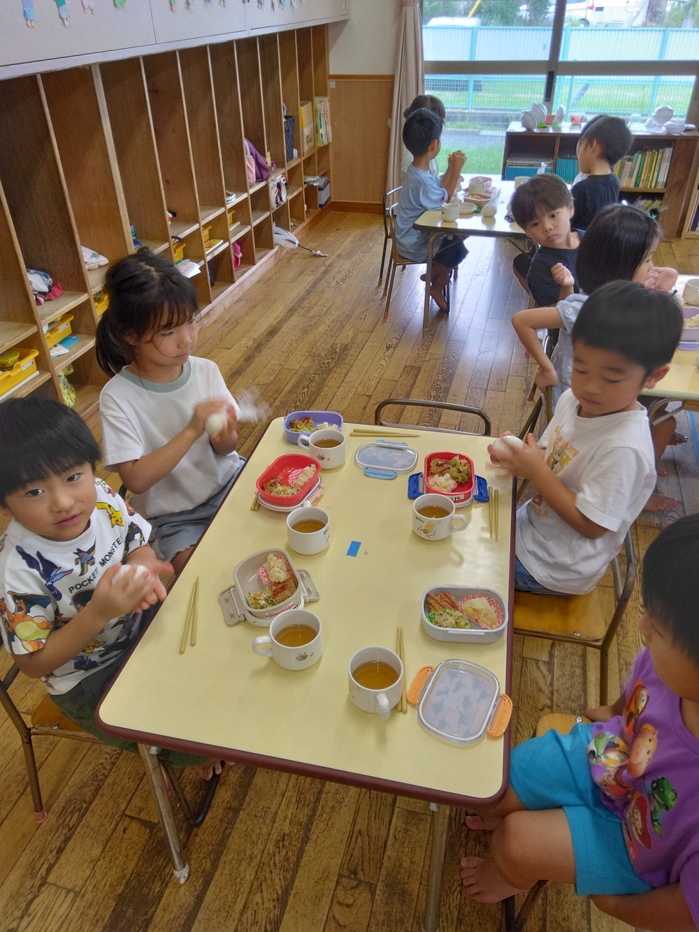 おにぎりを握っている様子