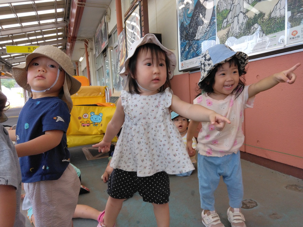 駅を探索している様子 (1)