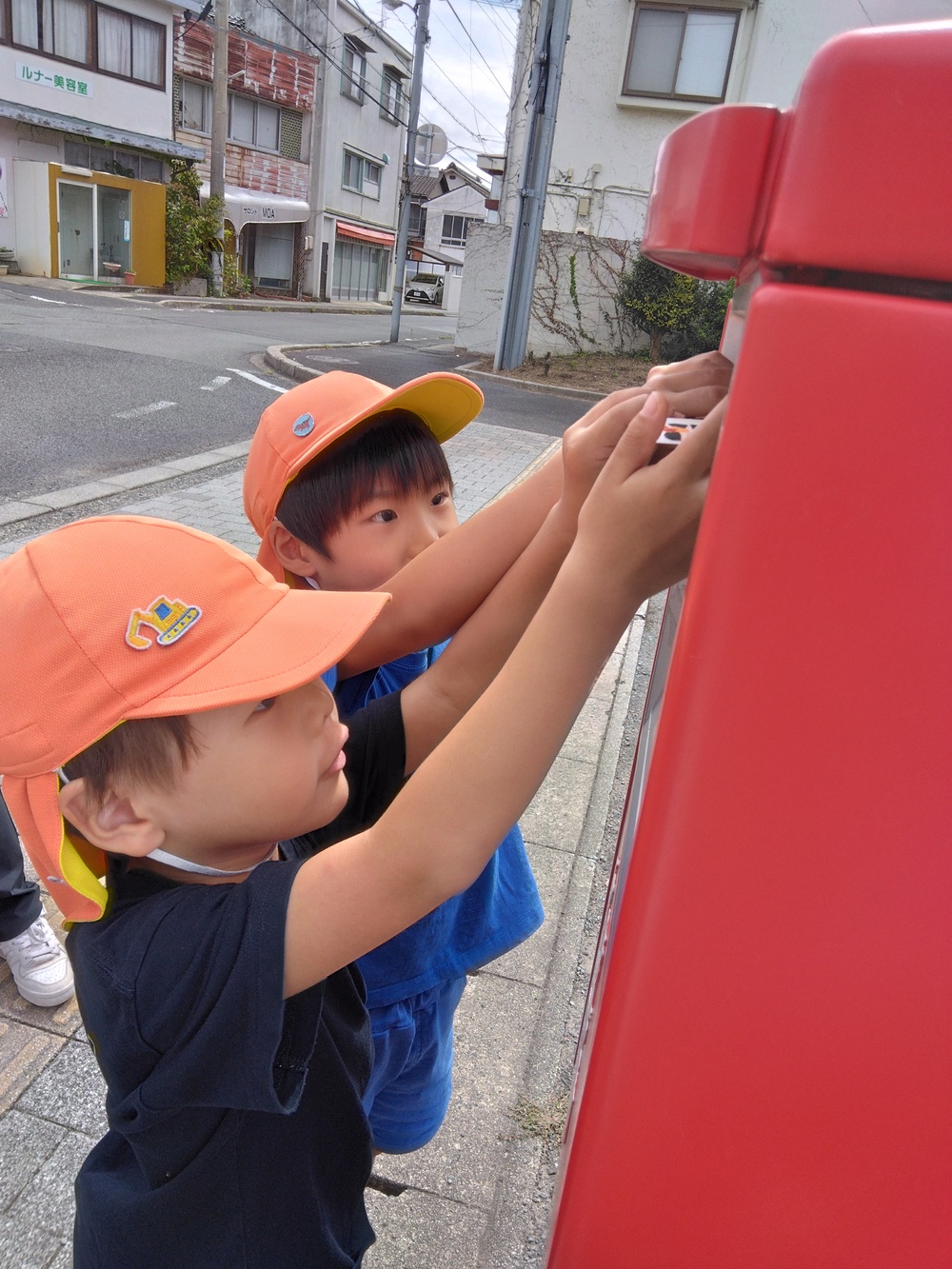 はがきを入れている様子１