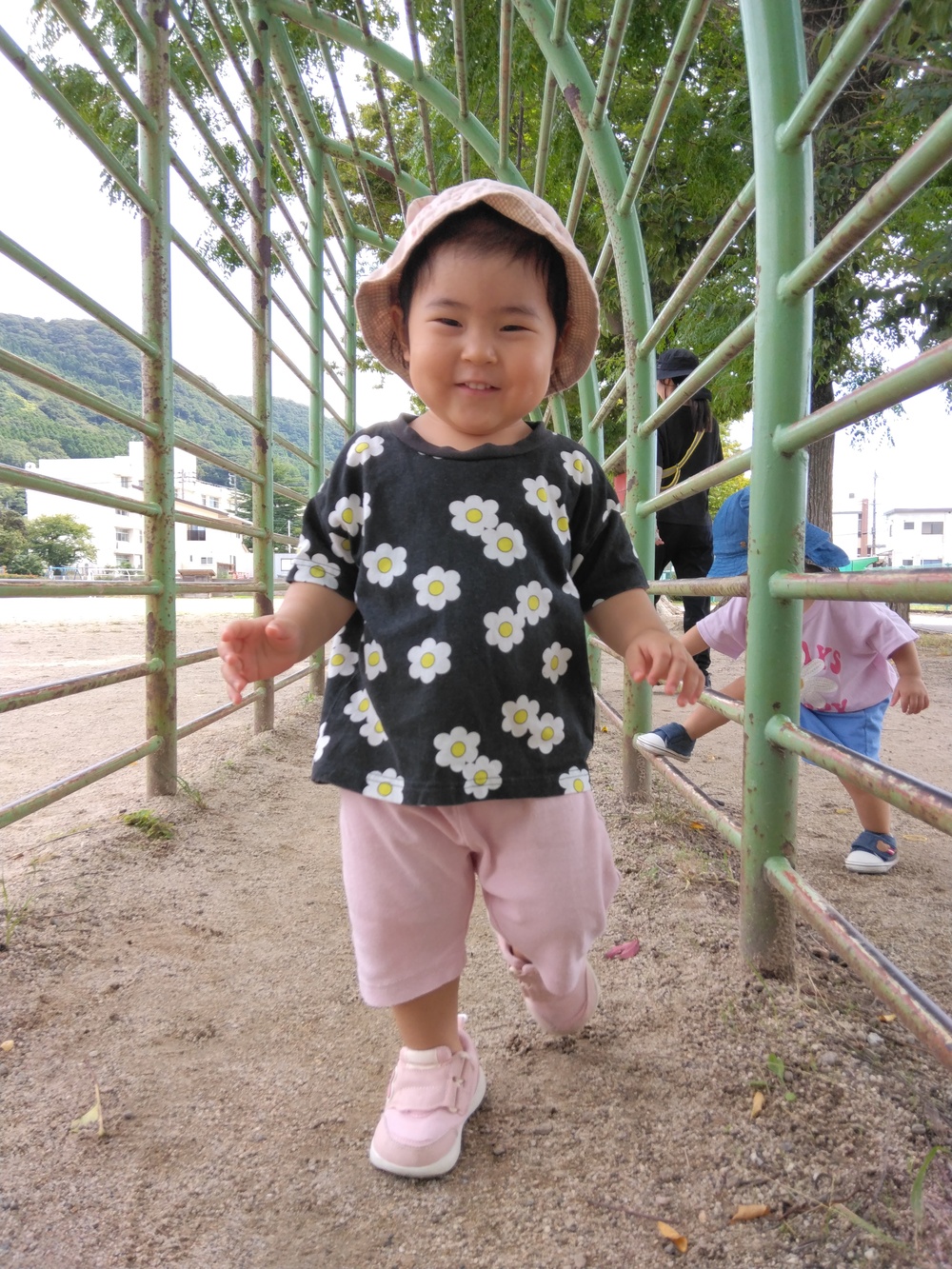大田小で遊ぶ子ども (1)