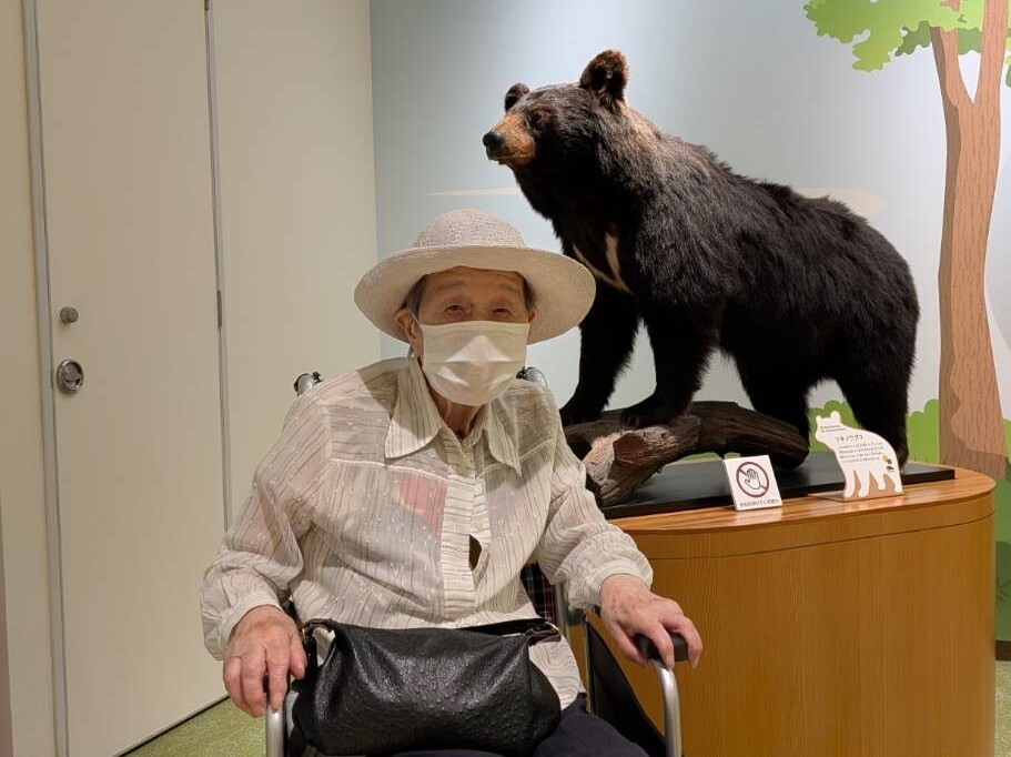 ツキノワグマとツーショット
