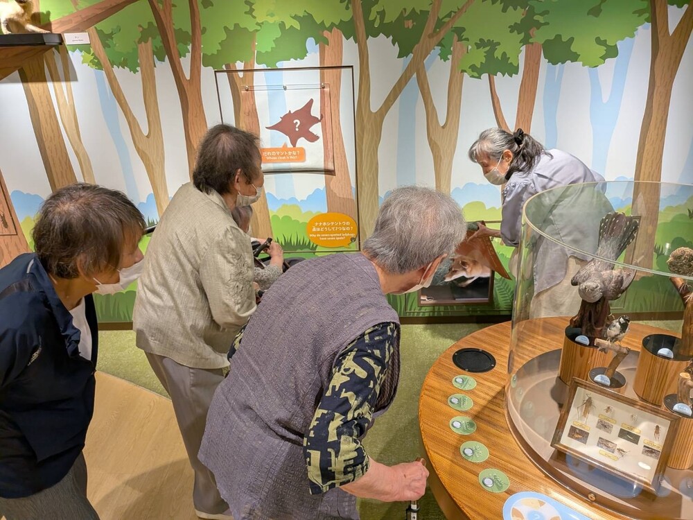 展示物を真剣に見ておられます