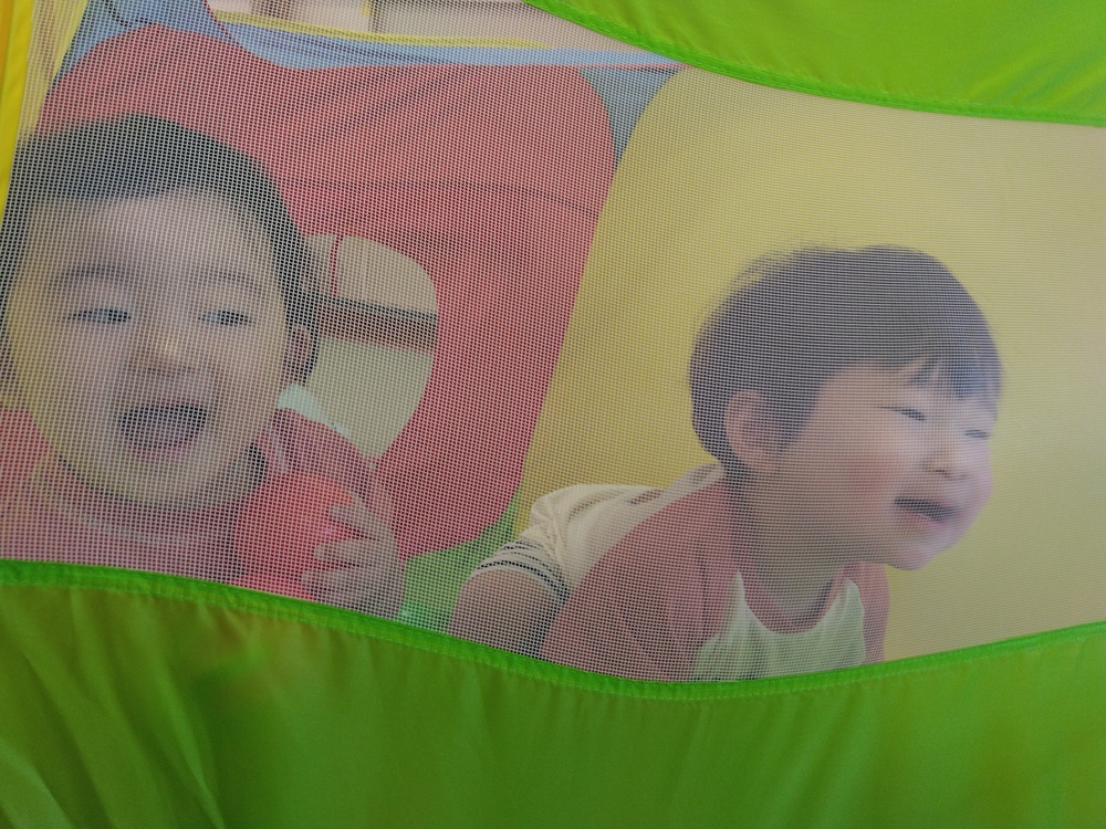 ボールで遊ぶ子ども (2)