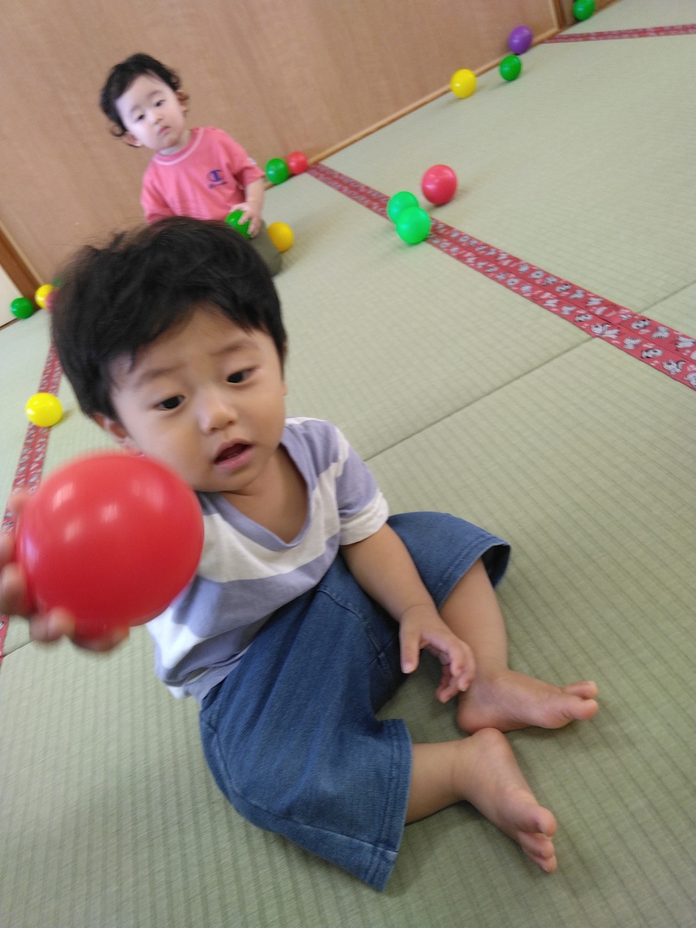 ボールで遊ぶ子ども (3)