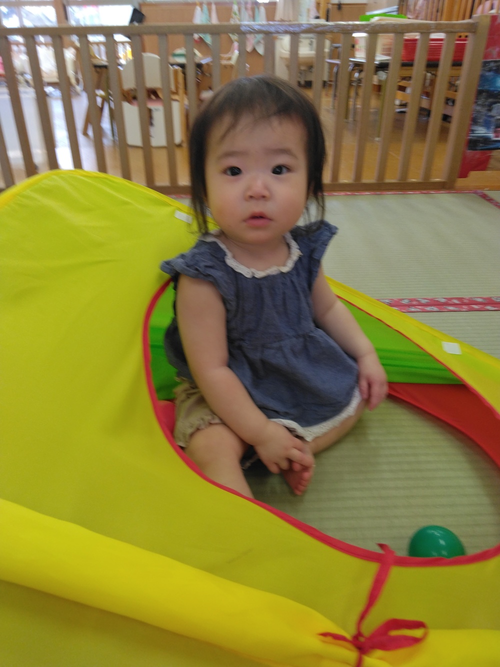 ボールで遊ぶ子ども (4)