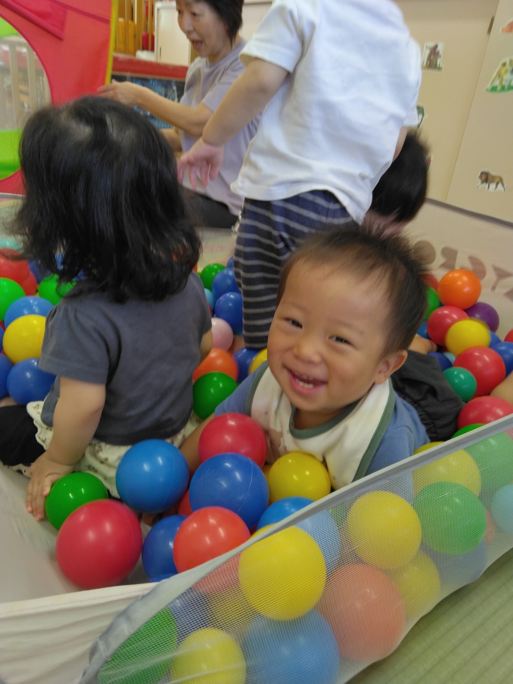 ボールで遊ぶ子ども (5)